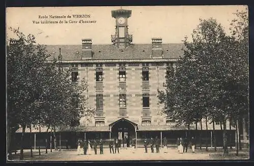 AK Vierzon, Vue intérieure de la Cour d`honneur de l`École Nationale