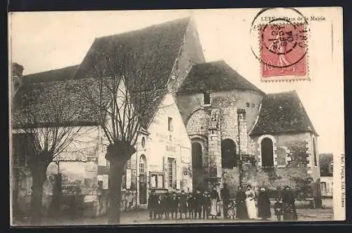 AK Levet, Place de la Mairie avec habitants devant l`église