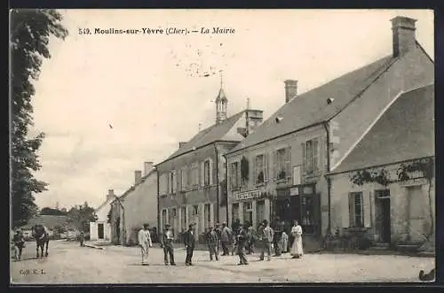 AK Moulins-sur-Yèvre, La Mairie et habitants devant le bâtiment