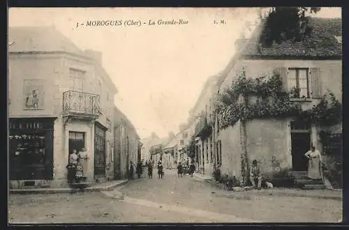 AK Morogues, La Grande-Rue animée avec passants et commerces