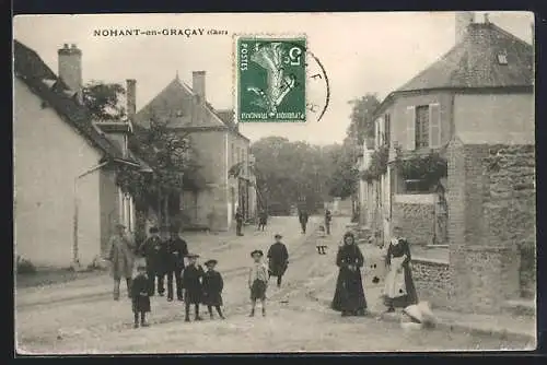 AK Nohant-en-Gracay, Scène de rue avec villageois et maisons anciennes