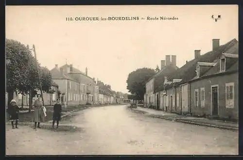 AK Ourouer-les-Bourdelins, Route de Nérondes avec maisons et passants