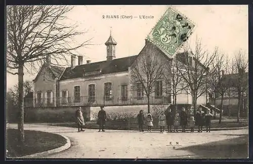 AK Rians, Vue de l`école avec des enfants devant le bâtiment