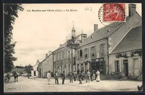 AK Moulins-sur-Yèvre, La Mairie avec des habitants devant le bâtiment