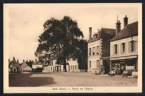 AK Léré, Place de l`Église avec grands arbres et bâtiments historiques