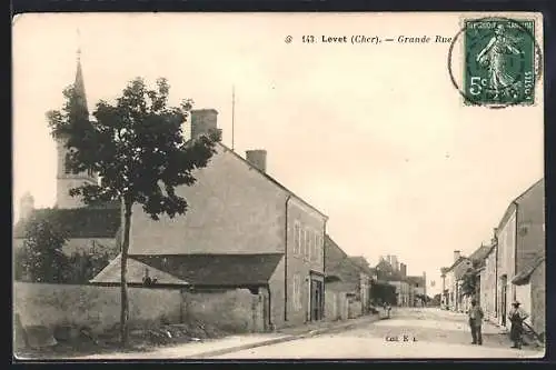 AK Levet, Grande Rue avec vue sur l`église et passants