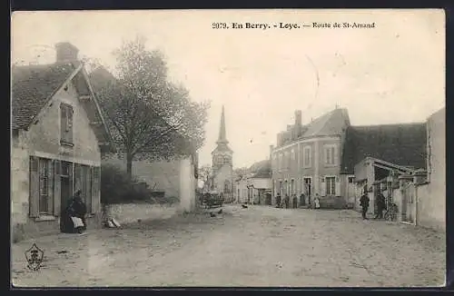 AK Loye, Route de St-Amand avec vue sur l`église et maisons anciennes