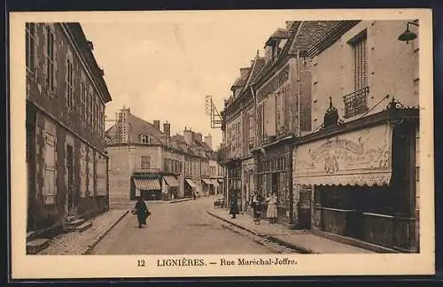 AK Lignières, Rue Maréchal-Joffre avec passants et boutiques