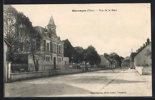 AK Marmagne, Rue de la Gare avec bâtiments et arbres bordant la rue