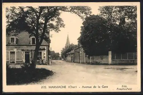 AK Marmagne, Avenue de la Gare avec vue sur l`église et maisons ombragées