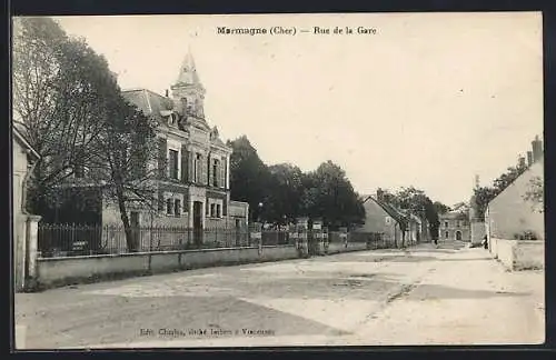 AK Marmagne, Rue de la Gare mit imposantem Gebäude und Baumreihe