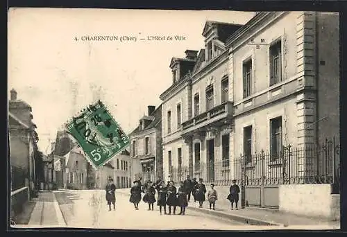 AK Charenton, L`Hôtel de Ville et groupe d`enfants dans la rue