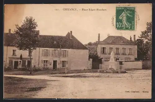 AK Crezancy, Place Edgar-Humbert avec fontaine et bâtiments historiques