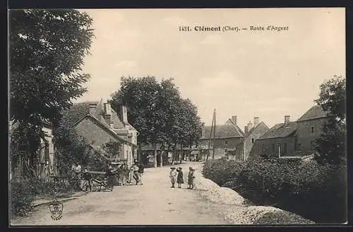 AK Clémont, Route d`Argent avec scène de village animée