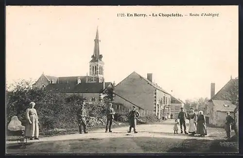 AK La Chapelotte, Route d`Aubigny avec habitants et église en arrière-plan