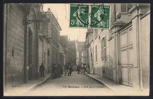 AK Bourges, Rue de la Monnaie animée avec passants et architecture historique