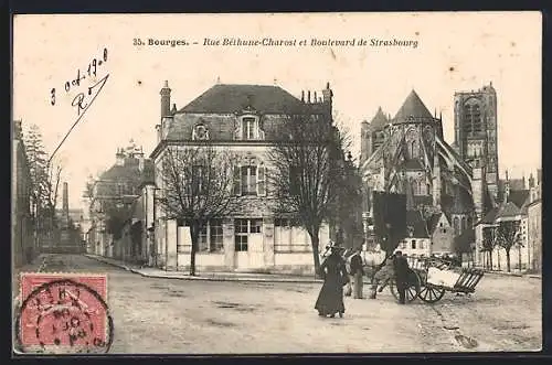 AK Bourges, Rue Béthune-Charost et Boulevard de Strasbourg avec église en arrière-plan