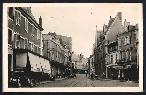 AK Bourges, Place Henri Mirpied avec voitures et bâtiments commercants