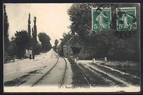 AK Bourges, Route vers Venise avec voie ferrée et arbres alignés