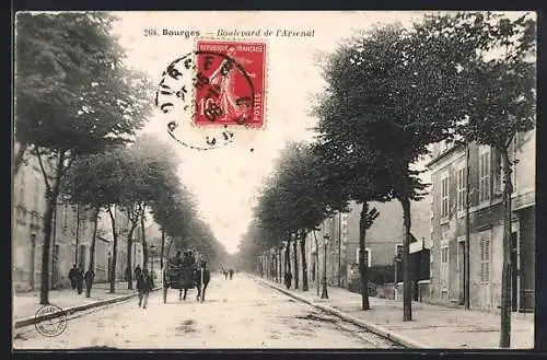 AK Bourges, Boulevard de l`Arsenal avec calèche et passants