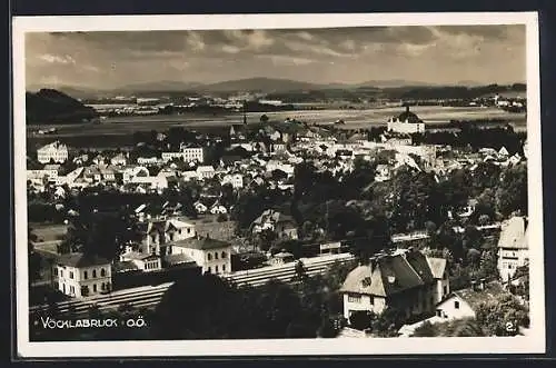 AK Vöcklabruck /O. Ö., Totalansicht mit Bahnhof und Fernblick aus der Vogelschau