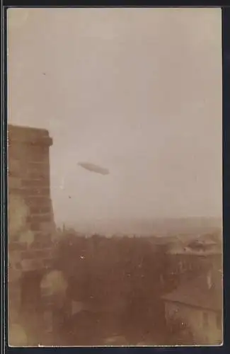 Foto-AK Apolda, Zeppelin über der Stadt