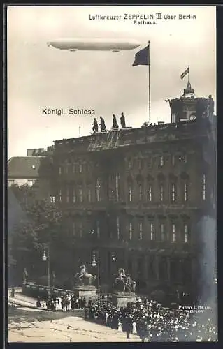 AK Berlin, Luftschiff Zeppelin III über dem Rathaus und königl. Schloss