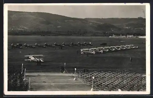 AK Budapest, Flugzeuge auf dem Flughafen