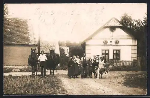 Foto-AK Lipec, Familie mit vielen Kinder, einem Hund und zwei Pferden