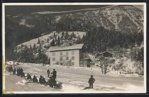 AK Stans /Unterinntal, Skifahrer und Rodler vor dem Tirolerheim