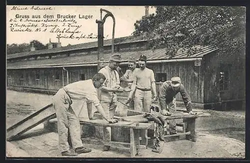 AK Bruck a. d. Leitha, Soldaten putzen ihre Uniformen im Lager