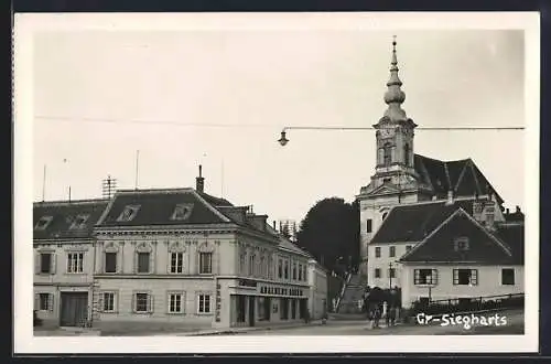 AK Gr.-Siegharts, Kaufhaus Adalbert Assia und die Kirche