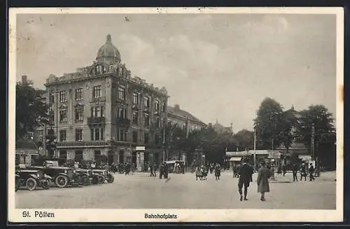 AK St. Pölten, Belebte Szene auf dem Bahnhofplatz