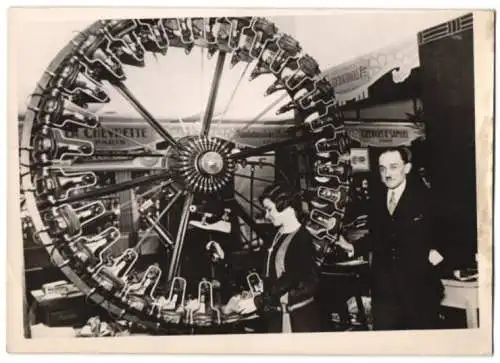 Fotografie Schuhklebepresse an einem Schumacher-Messestand einer Ausstellung in Frankreich 1940