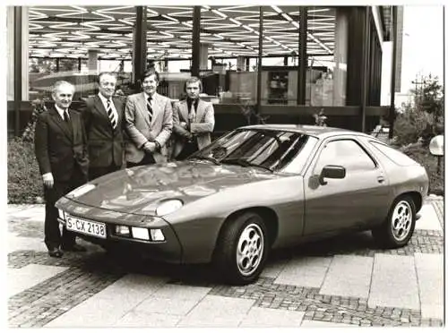 Fotografie Auto Porsche 928, Sportwagen nebst Designer Wolfgang Möbius, Wolfgang Eyb, Helmut Bott, Dr. Ernst Fuhrmann