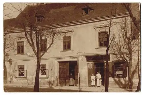 10 Fotografien unbekannter Fotograf, Ansicht Wien, Ladengeschäfte, Poysdorfer Weinhalle, Gasthaus Zum Gück-Stern, u.a.