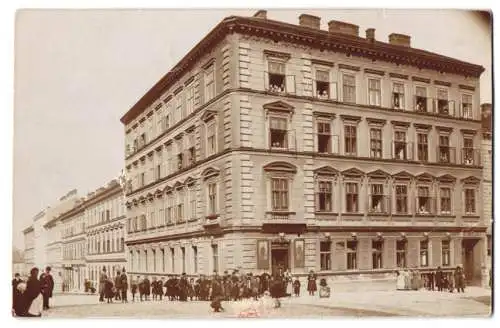 10 Fotografien unbekannter Fotograf, Ansicht Wien, Wohn - und Geschäftshäuser, Gasthaus Adolf Schmöger, Trödelhalle u.a.