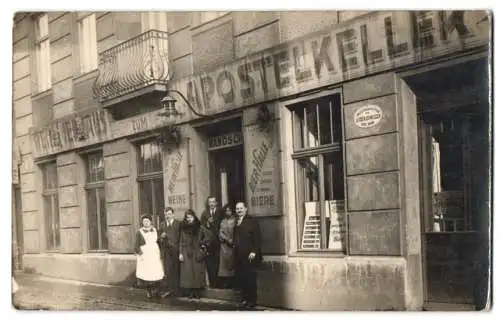 10 Fotografien unbekannter Fotograf, Ansicht Wien, Wohn - & Geschäftshäuser, Weinhaus zum Apostelkeller, Ladengeschäfte