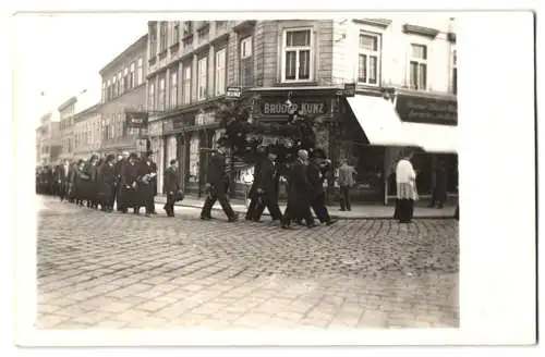 10 Fotografien unbekannter Fotograf, Ansicht Wien, Wohn - & Geschäftshäuser, Weinhaus zum Apostelkeller, Ladengeschäfte