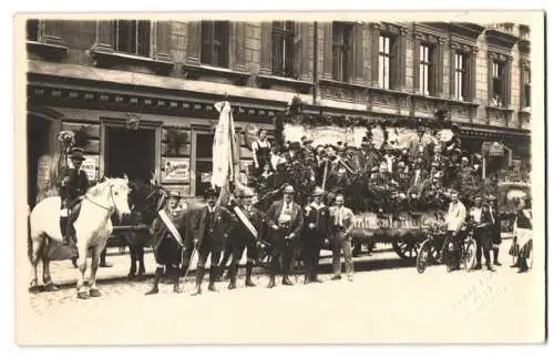 10 Fotografien unbekannter Fotograf, Ansicht Wien, Bäckerei Anton Strauss, Festwagen, Biergarten, Hotel zur Gold Sonne