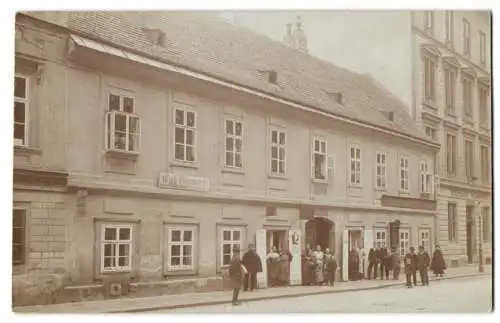 10 Fotografien unbekannter Fotograf, Ansicht Wien, Kunst-Tischlerei Max Wild, Gasthaus zum Goldenen Schiff u.a.