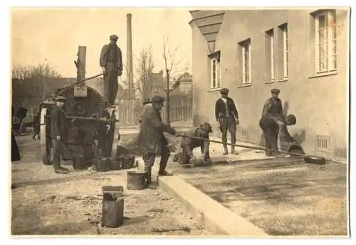 8 Fotografien unbekannter Fotograf, Ansicht Wien, Strassenbauarbeiter, Fischmarkt, Ladengeschäfte, Kneipen, Wiener Typen