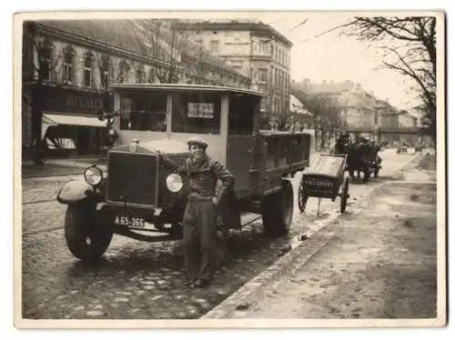 8 Fotografien unbekannter Fotograf, Ansicht Wien, Strassenbauarbeiter, Fischmarkt, Ladengeschäfte, Kneipen, Wiener Typen