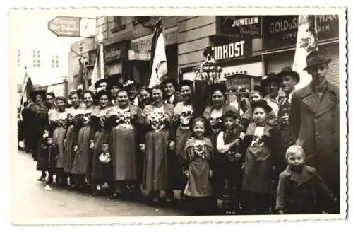 9 Fotografien unbekannter Fotograf, Ansicht Wien, Dampfbäckerei Josef Führer, Aufmarsch am Photo-Atelier Adolf Werner u.