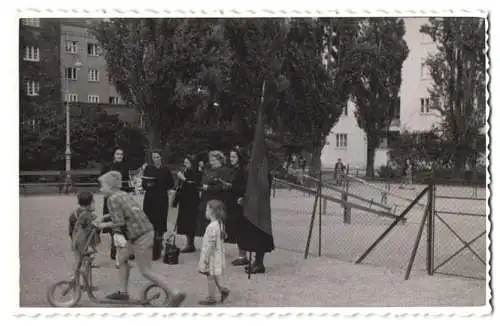 9 Fotografien unbekannter Fotograf, Ansicht Wien, Dampfbäckerei Josef Führer, Aufmarsch am Photo-Atelier Adolf Werner u.