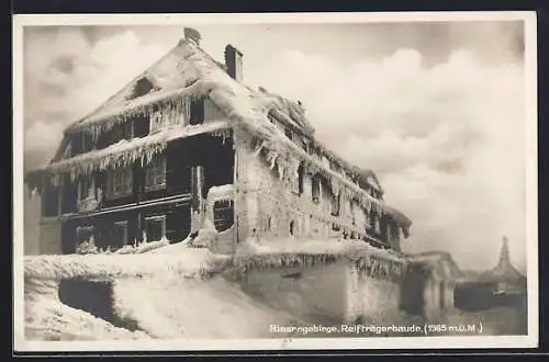 AK Reifträgerbaude, Aussenansicht der überreiften Berghütte, mit Hüttenstempel