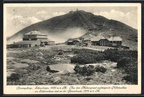 AK Schlesierhaus /Schneekoppe, Ansicht neben der Riesenbaude mit Nebelwolken