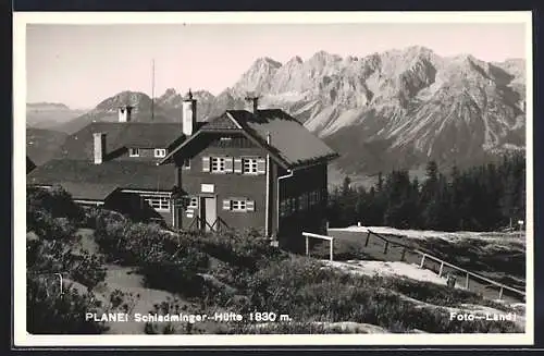 AK Schladminger-Hütte /Planei, Ansicht mit Blick in die Berge