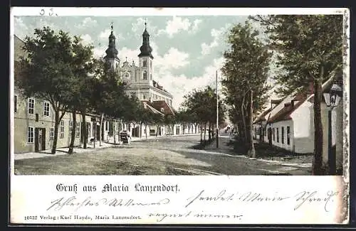 AK Maria Lanzendorf, Strassenpartie im Ortskern, Blick zur Kirche