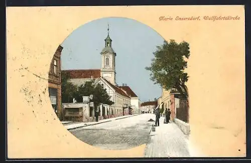 AK Maria Enzersdorf, Strassenpartie mit Kirche